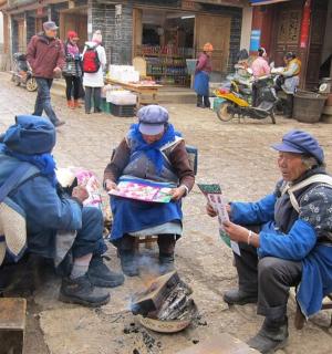 一群人坐在街上