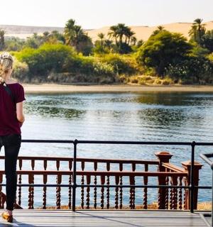 muž a žena stojící na molu a dívající se na vodu