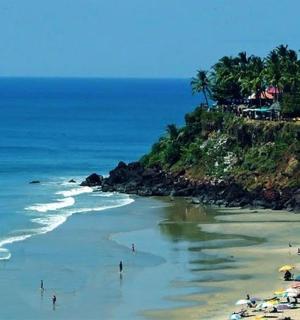 一群人在海滩上撑着遮阳伞