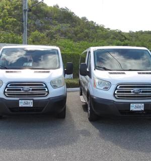 两辆白色货车并排停在路上