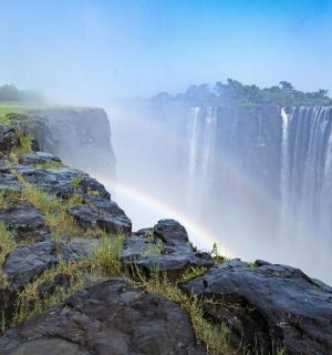 前面有岩石的大瀑布