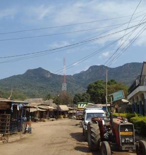 traktor zaparkovaný na prašné cestě ve vesnici