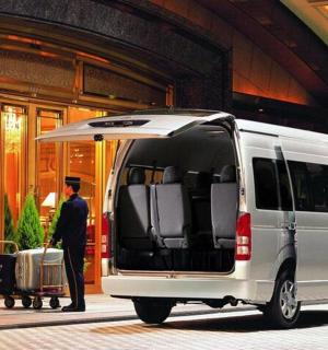 muž stojící v zadní části dodávky s deštníkem