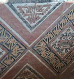 detail dřevěné podlahy se vzory na ní