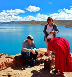 skupina lidí stojící na vrcholu jezera