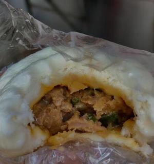 一个人拿着塑料袋里的甜甜圈