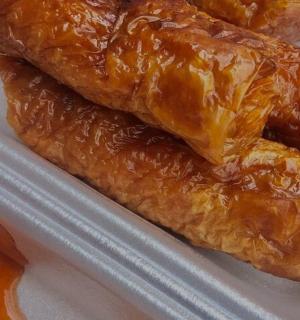 两个羊角面包放在白色的盘子上