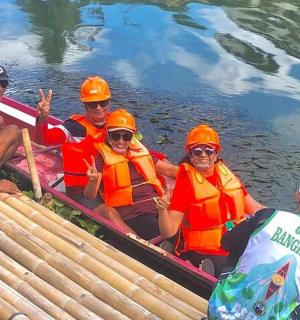 一群人在水中的船里