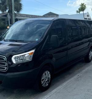 černá dodávka zaparkovaná na kraji ulice