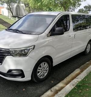 一辆白色货车停在路边