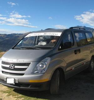 dodávka zaparkovaná na úbočí hory