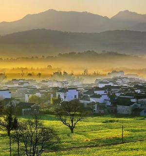 山间田野里的一个小村庄