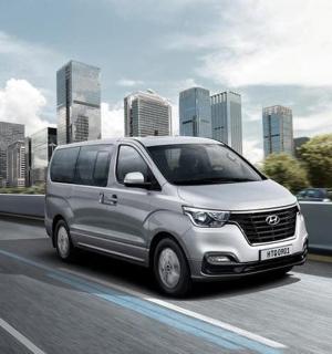 一辆银色货车行驶在城市高速公路上