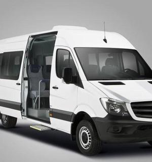 一辆白色货车停在白色背景上