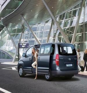 一名女子站在一辆货车的后面