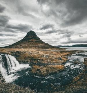 田野中的瀑布和山脉