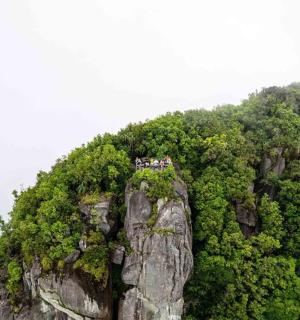 一群人站在山顶上