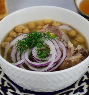 一碗豆子、肉和洋葱汤