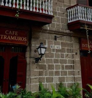 有两扇红门和一个阳台的建筑