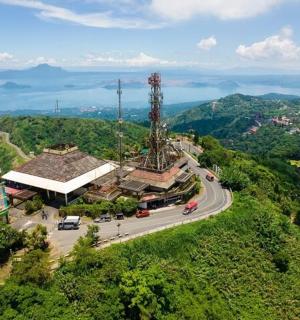 山顶上的建筑，有一条路