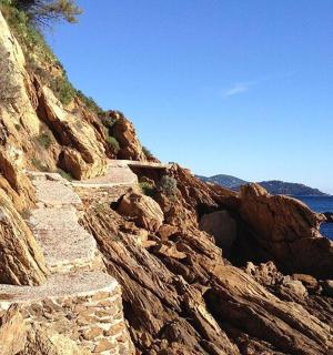 岩石海滩边的石阶