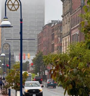 汽车行驶的街道 有建筑物的城市街道