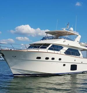 海上的一艘白色游艇