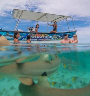 um grupo de pessoas em um barco no oceano