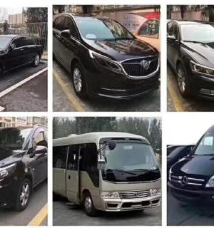 停车场里停着四辆不同的车