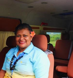 坐在货车后座的一名女子