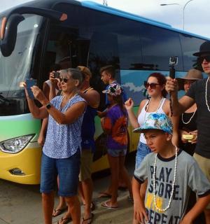 一群人站在公共汽车前