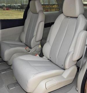 řada sedadel v zadní části auta