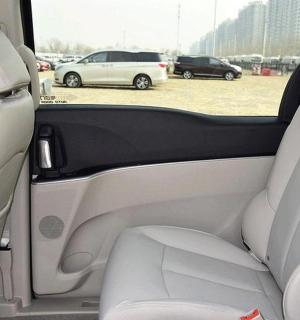 pohled na zadní sedadlo auta