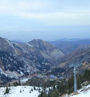 雪山中间的滑雪缆车