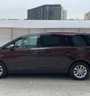 一辆黑色汽车停在停车场