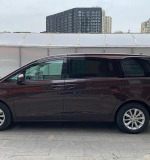 一辆黑色汽车停在停车场