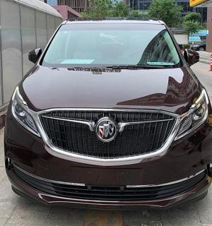 černé auto zaparkované na městské ulici