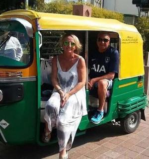 muž a žena jedoucí v malém autě