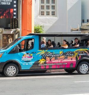 一辆面包车，车侧坐着人