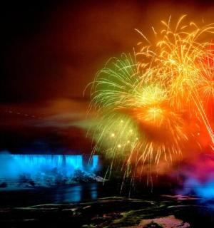 noční ohňostroj nad vodou