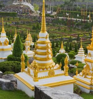 花园里的一组金色和白色的宝塔