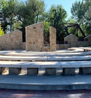 kruh kamenných laviček v parku