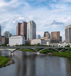 城市前方河流上的一座桥