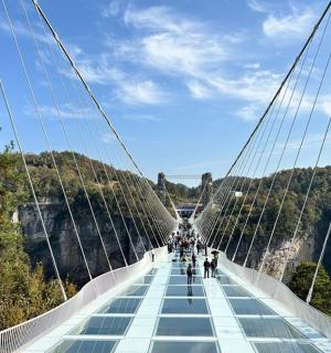 峡谷上的吊桥，上面有人