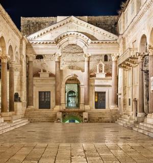 一栋有柱子的大楼的空走廊