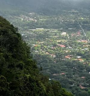 站在山顶上的人