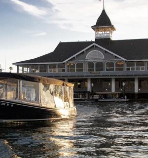 loď ve vodě před budovou