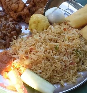 桌上的一盘米饭和其他食物