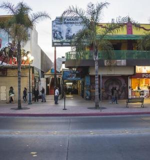 một con phố trong thành phố với những người đi bộ trên phố