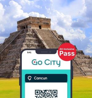 金字塔前的一张信用卡